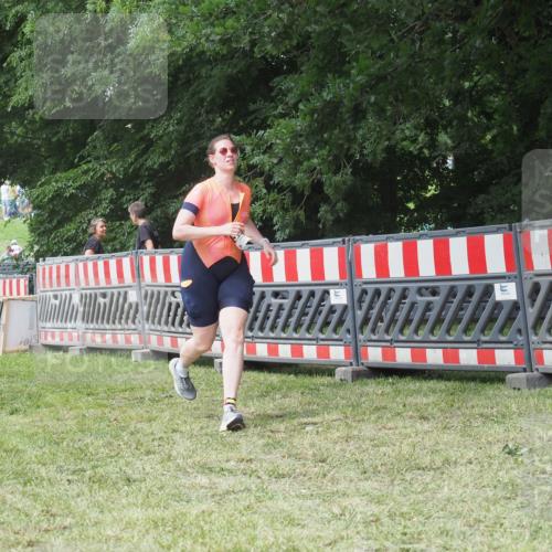 21.06.2025 - 27. Vierlanden-Triathlon KatJ http://msf.ph/oto/8052710 15.06.2025 12:07:01 Ziel 63, 558 meine-sportfotos.de