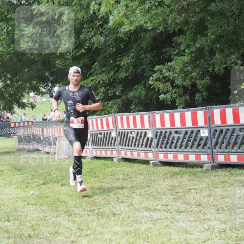 21.06.2025 - 27. Vierlanden-Triathlon KatJ http://msf.ph/oto/8052732 15.06.2025 12:07:11 Ziel 63 meine-sportfotos.de