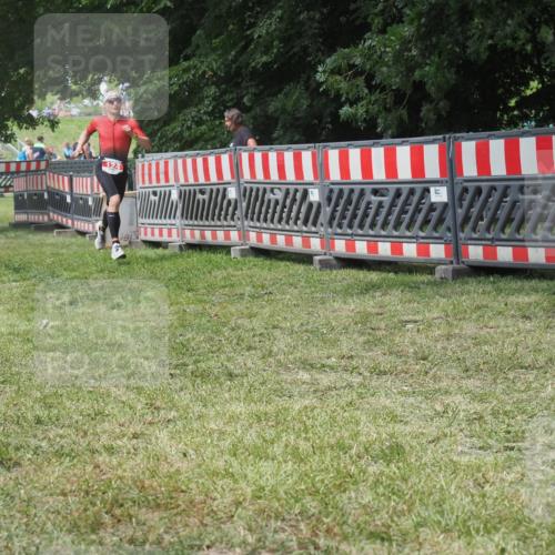 21.06.2025 - 27. Vierlanden-Triathlon KatJ http://msf.ph/oto/8052752 15.06.2025 12:07:32 Ziel 124 meine-sportfotos.de