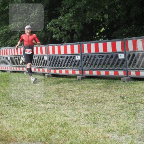 21.06.2025 - 27. Vierlanden-Triathlon KatJ http://msf.ph/oto/8052755 15.06.2025 12:07:32 Ziel 124 meine-sportfotos.de