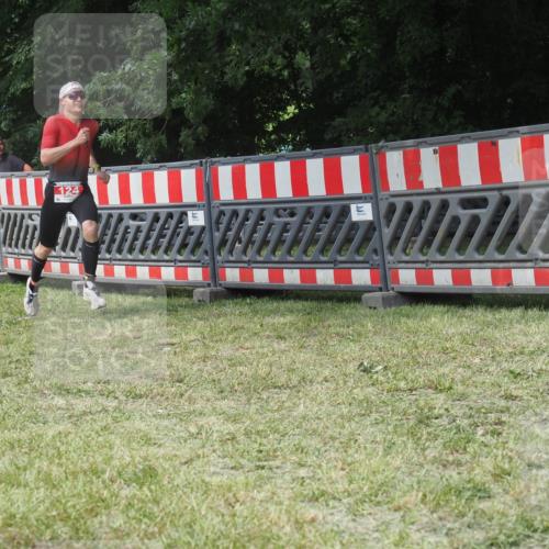 21.06.2025 - 27. Vierlanden-Triathlon KatJ http://msf.ph/oto/8052760 15.06.2025 12:07:33 Ziel 124 meine-sportfotos.de