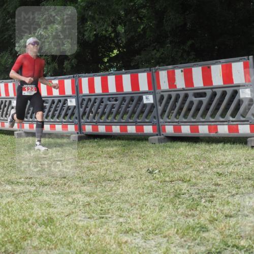 21.06.2025 - 27. Vierlanden-Triathlon KatJ http://msf.ph/oto/8052762 15.06.2025 12:07:33 Ziel 124 meine-sportfotos.de