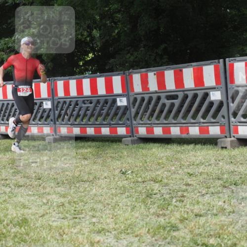 21.06.2025 - 27. Vierlanden-Triathlon KatJ http://msf.ph/oto/8052764 15.06.2025 12:07:33 Ziel 124 meine-sportfotos.de