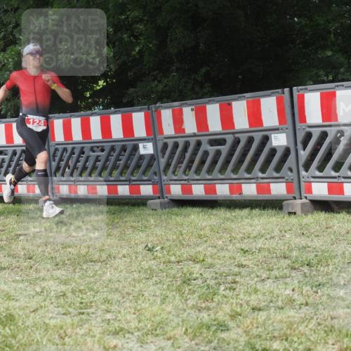 21.06.2025 - 27. Vierlanden-Triathlon KatJ http://msf.ph/oto/8052766 15.06.2025 12:07:33 Ziel 124 meine-sportfotos.de