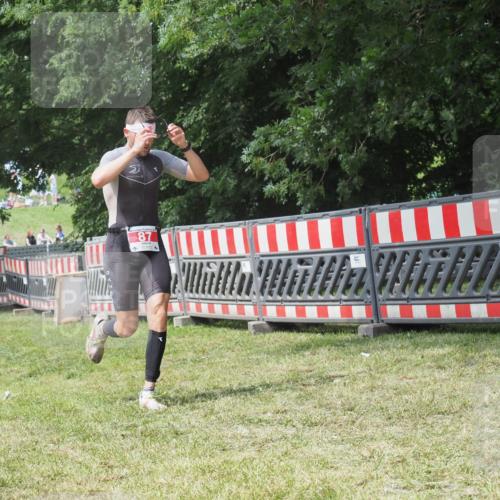 21.06.2025 - 27. Vierlanden-Triathlon KatJ http://msf.ph/oto/8052784 15.06.2025 12:08:10 Ziel 87 meine-sportfotos.de
