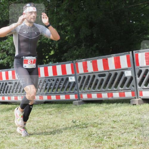 21.06.2025 - 27. Vierlanden-Triathlon KatJ http://msf.ph/oto/8052793 15.06.2025 12:08:11 Ziel 87 meine-sportfotos.de