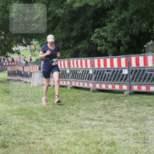 21.06.2025 - 27. Vierlanden-Triathlon KatJ http://msf.ph/oto/8052801 15.06.2025 12:09:33 Ziel 603 meine-sportfotos.de