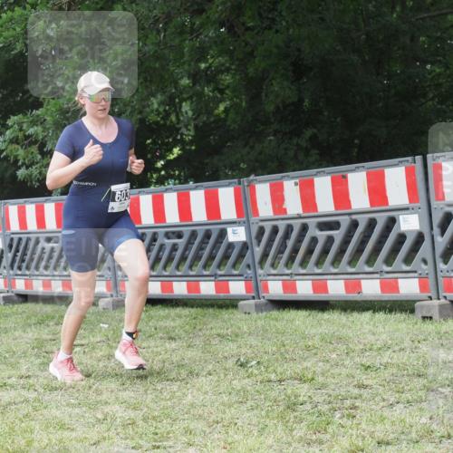 21.06.2025 - 27. Vierlanden-Triathlon KatJ http://msf.ph/oto/8052816 15.06.2025 12:09:35 Ziel 603 meine-sportfotos.de
