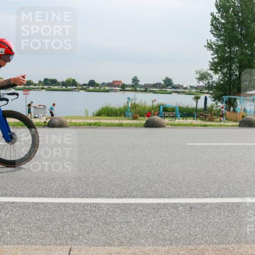 15.06.2025 - 27. Vierlanden-Triathlon H.Heesch http://msf.ph/oto/8052873 15.06.2025 11:01:32 Radfahren 100, 201, 542, 644, 757 meine-sportfotos.de