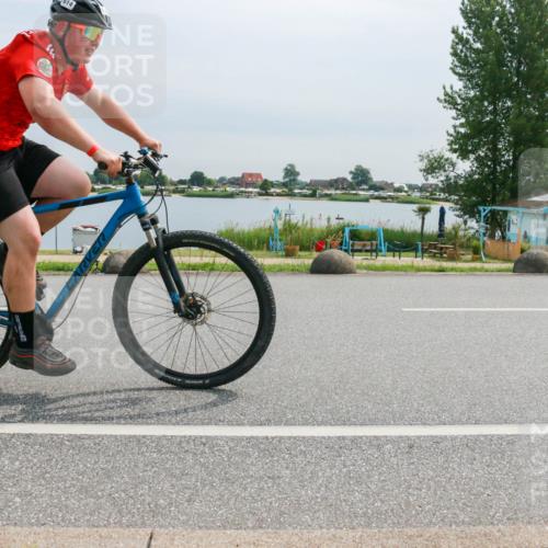 15.06.2025 - 27. Vierlanden-Triathlon H.Heesch http://msf.ph/oto/8052890 15.06.2025 11:01:49 Radfahren 90, 239, 584, 614 meine-sportfotos.de