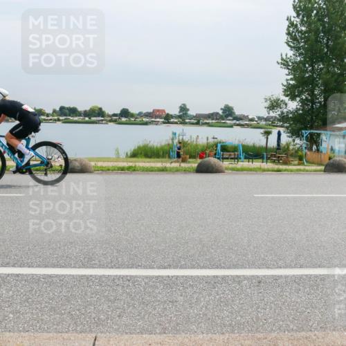 15.06.2025 - 27. Vierlanden-Triathlon H.Heesch http://msf.ph/oto/8052896 15.06.2025 11:01:54 Radfahren 32, 221, 239 meine-sportfotos.de