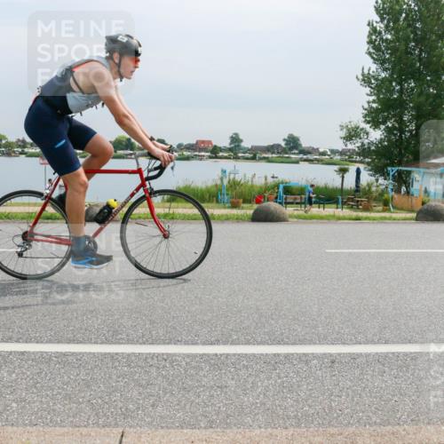 15.06.2025 - 27. Vierlanden-Triathlon H.Heesch http://msf.ph/oto/8052902 15.06.2025 11:01:55 Radfahren 32, 221, 239 meine-sportfotos.de