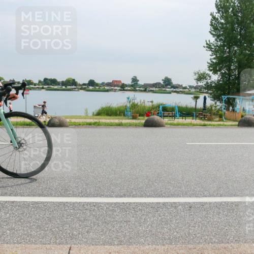 15.06.2025 - 27. Vierlanden-Triathlon H.Heesch http://msf.ph/oto/8052922 15.06.2025 11:02:19 Radfahren 104, 557, 713 meine-sportfotos.de