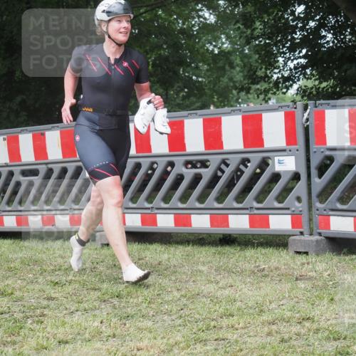 21.06.2025 - 27. Vierlanden-Triathlon KatJ http://msf.ph/oto/8052966 15.06.2025 12:13:03 Ziel 252 meine-sportfotos.de