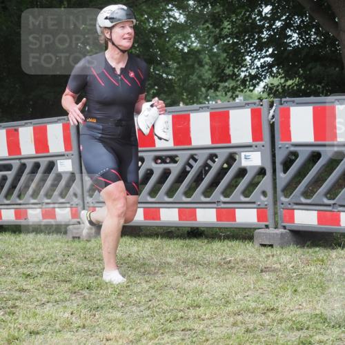 21.06.2025 - 27. Vierlanden-Triathlon KatJ http://msf.ph/oto/8052968 15.06.2025 12:13:03 Ziel 252 meine-sportfotos.de