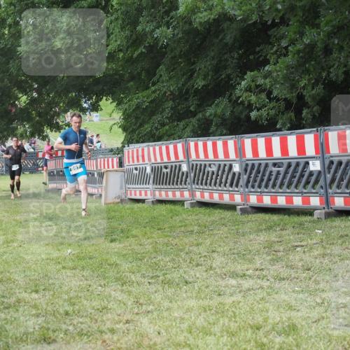 21.06.2025 - 27. Vierlanden-Triathlon KatJ http://msf.ph/oto/8052978 15.06.2025 12:13:15 Ziel 867, 869 meine-sportfotos.de