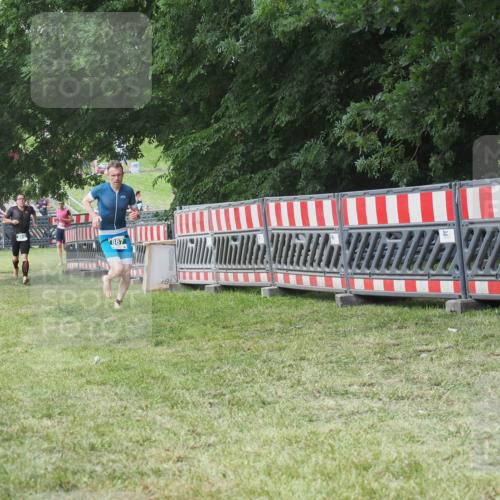 21.06.2025 - 27. Vierlanden-Triathlon KatJ http://msf.ph/oto/8052980 15.06.2025 12:13:15 Ziel 867, 869 meine-sportfotos.de