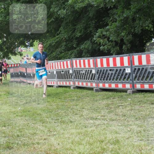 21.06.2025 - 27. Vierlanden-Triathlon KatJ http://msf.ph/oto/8052984 15.06.2025 12:13:15 Ziel 867, 869 meine-sportfotos.de