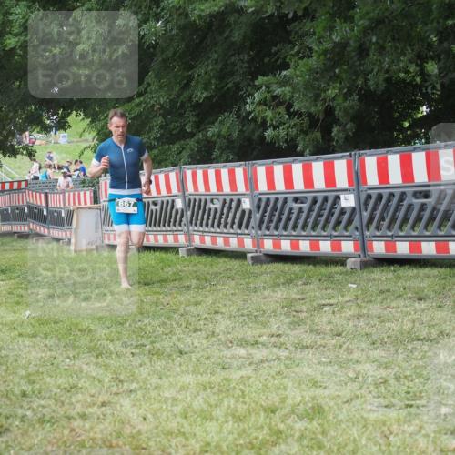 21.06.2025 - 27. Vierlanden-Triathlon KatJ http://msf.ph/oto/8052991 15.06.2025 12:13:16 Ziel 867, 869 meine-sportfotos.de
