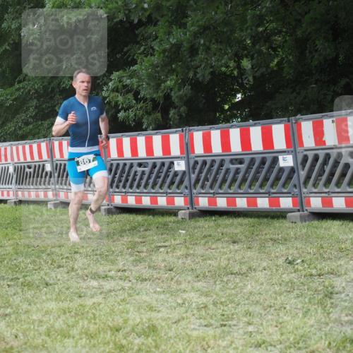 21.06.2025 - 27. Vierlanden-Triathlon KatJ http://msf.ph/oto/8052999 15.06.2025 12:13:16 Ziel 867, 869 meine-sportfotos.de
