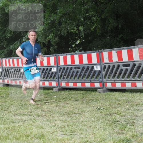21.06.2025 - 27. Vierlanden-Triathlon KatJ http://msf.ph/oto/8053004 15.06.2025 12:13:17 Ziel 251, 867, 869 meine-sportfotos.de