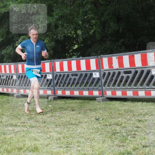 21.06.2025 - 27. Vierlanden-Triathlon KatJ http://msf.ph/oto/8053006 15.06.2025 12:13:17 Ziel 251, 867, 869 meine-sportfotos.de