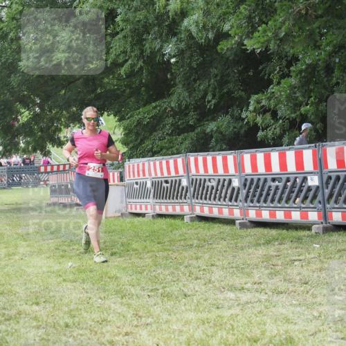 21.06.2025 - 27. Vierlanden-Triathlon KatJ http://msf.ph/oto/8053050 15.06.2025 12:13:25 Ziel 251 meine-sportfotos.de