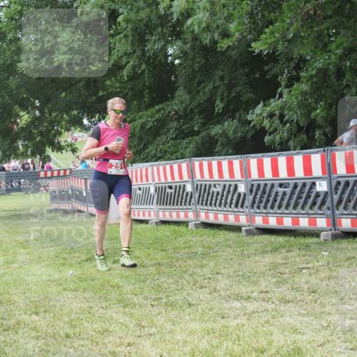 21.06.2025 - 27. Vierlanden-Triathlon KatJ http://msf.ph/oto/8053055 15.06.2025 12:13:25 Ziel 251 meine-sportfotos.de