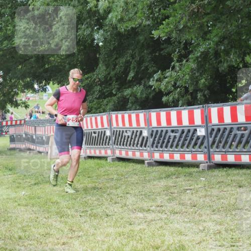 21.06.2025 - 27. Vierlanden-Triathlon KatJ http://msf.ph/oto/8053059 15.06.2025 12:13:26 Ziel 251 meine-sportfotos.de