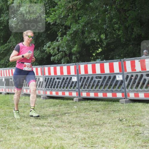 21.06.2025 - 27. Vierlanden-Triathlon KatJ http://msf.ph/oto/8053066 15.06.2025 12:13:26 Ziel 251 meine-sportfotos.de