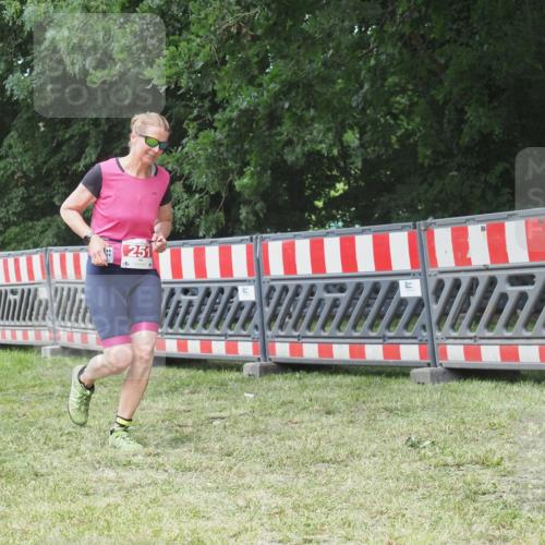 21.06.2025 - 27. Vierlanden-Triathlon KatJ http://msf.ph/oto/8053070 15.06.2025 12:13:27 Ziel 251 meine-sportfotos.de