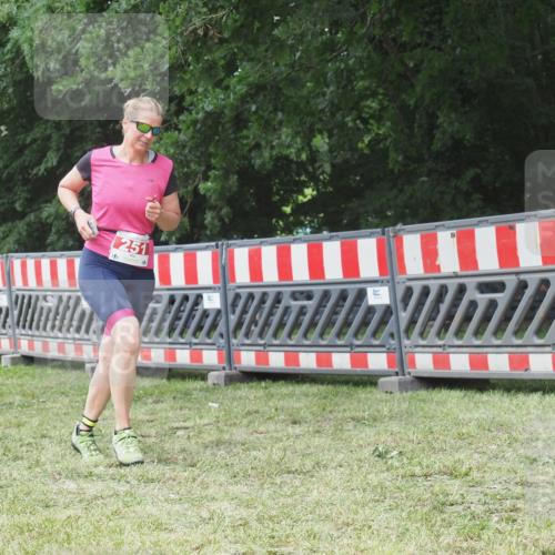 21.06.2025 - 27. Vierlanden-Triathlon KatJ http://msf.ph/oto/8053072 15.06.2025 12:13:27 Ziel 251 meine-sportfotos.de