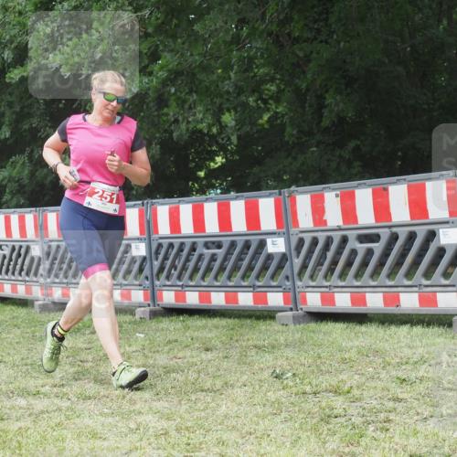 21.06.2025 - 27. Vierlanden-Triathlon KatJ http://msf.ph/oto/8053074 15.06.2025 12:13:27 Ziel 251 meine-sportfotos.de