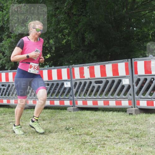 21.06.2025 - 27. Vierlanden-Triathlon KatJ http://msf.ph/oto/8053079 15.06.2025 12:13:27 Ziel 251 meine-sportfotos.de