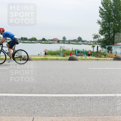 15.06.2025 - 27. Vierlanden-Triathlon H.Heesch http://msf.ph/oto/8053087 15.06.2025 11:04:02 Radfahren 75, 108, 165, 535, 575, 740 meine-sportfotos.de
