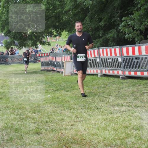 21.06.2025 - 27. Vierlanden-Triathlon KatJ http://msf.ph/oto/8053105 15.06.2025 12:16:18 Ziel 774 meine-sportfotos.de