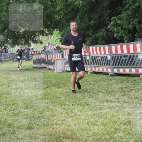 21.06.2025 - 27. Vierlanden-Triathlon KatJ http://msf.ph/oto/8053107 15.06.2025 12:16:18 Ziel 774 meine-sportfotos.de