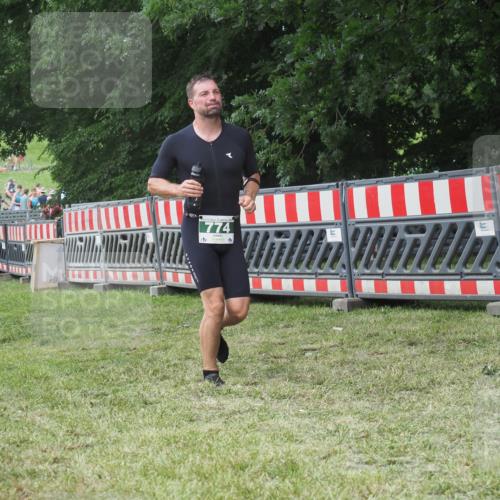21.06.2025 - 27. Vierlanden-Triathlon KatJ http://msf.ph/oto/8053117 15.06.2025 12:16:19 Ziel 774 meine-sportfotos.de