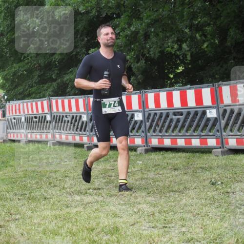 21.06.2025 - 27. Vierlanden-Triathlon KatJ http://msf.ph/oto/8053121 15.06.2025 12:16:19 Ziel 774 meine-sportfotos.de