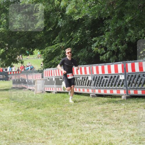 21.06.2025 - 27. Vierlanden-Triathlon KatJ http://msf.ph/oto/8053132 15.06.2025 12:19:21 Ziel 25 meine-sportfotos.de