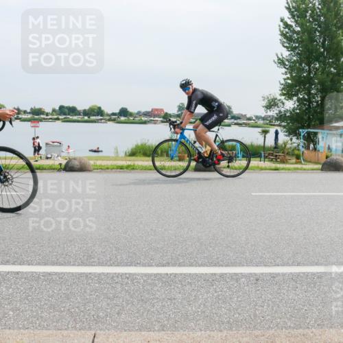 15.06.2025 - 27. Vierlanden-Triathlon H.Heesch http://msf.ph/oto/8053133 15.06.2025 11:04:37 Radfahren 12, 48, 242, 568, 711 meine-sportfotos.de