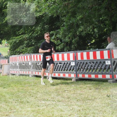 21.06.2025 - 27. Vierlanden-Triathlon KatJ http://msf.ph/oto/8053141 15.06.2025 12:19:22 Ziel 25 meine-sportfotos.de