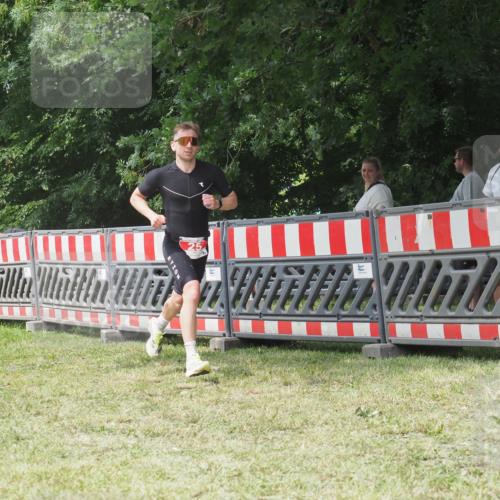 21.06.2025 - 27. Vierlanden-Triathlon KatJ http://msf.ph/oto/8053147 15.06.2025 12:19:22 Ziel 25 meine-sportfotos.de