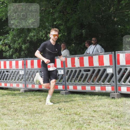 21.06.2025 - 27. Vierlanden-Triathlon KatJ http://msf.ph/oto/8053156 15.06.2025 12:19:22 Ziel 25 meine-sportfotos.de