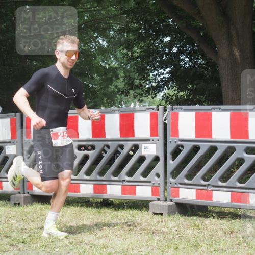21.06.2025 - 27. Vierlanden-Triathlon KatJ http://msf.ph/oto/8053169 15.06.2025 12:19:23 Ziel 25 meine-sportfotos.de