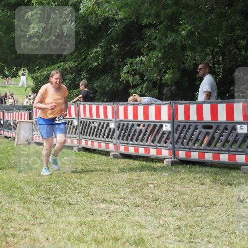 21.06.2025 - 27. Vierlanden-Triathlon KatJ http://msf.ph/oto/8053193 15.06.2025 12:20:05 Ziel 498 meine-sportfotos.de