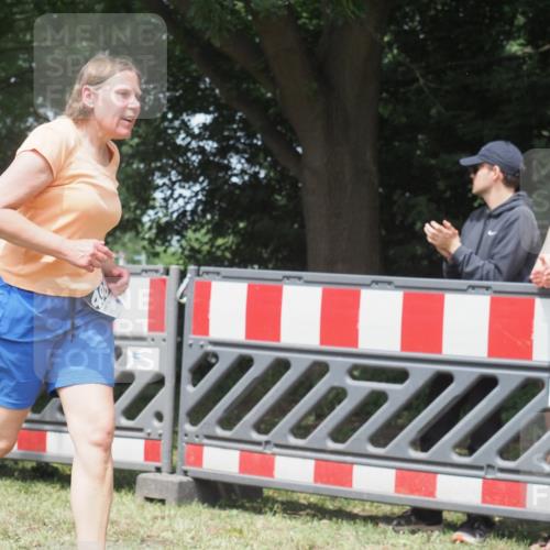 21.06.2025 - 27. Vierlanden-Triathlon KatJ http://msf.ph/oto/8053199 15.06.2025 12:20:08 Ziel 10, 498 meine-sportfotos.de