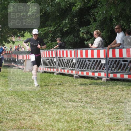 21.06.2025 - 27. Vierlanden-Triathlon KatJ http://msf.ph/oto/8053205 15.06.2025 12:20:15 Ziel 10, 543 meine-sportfotos.de