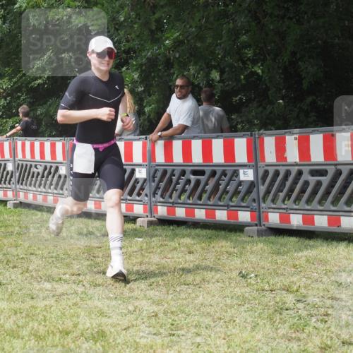 21.06.2025 - 27. Vierlanden-Triathlon KatJ http://msf.ph/oto/8053211 15.06.2025 12:20:16 Ziel 10, 543 meine-sportfotos.de