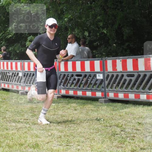 21.06.2025 - 27. Vierlanden-Triathlon KatJ http://msf.ph/oto/8053212 15.06.2025 12:20:17 Ziel 10, 543 meine-sportfotos.de
